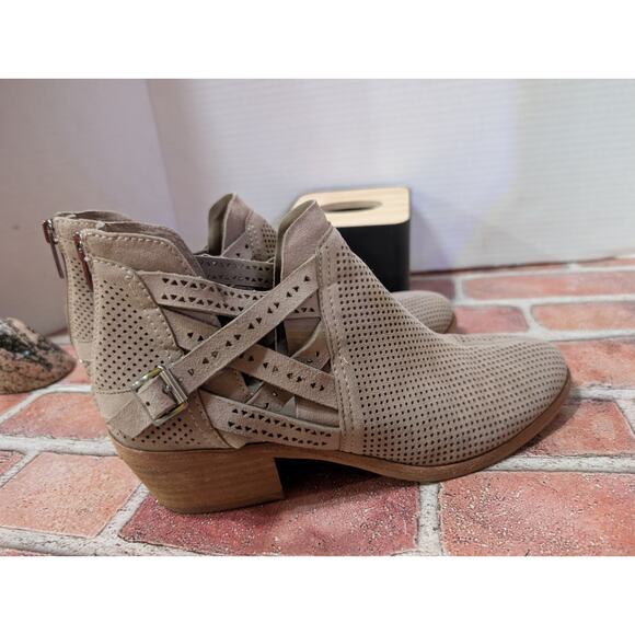 Vince Camuto Womens Leather Pranika Ankle Bootie Zip Buckle Closure Beige Sz 8 M - Picture 2 of 9